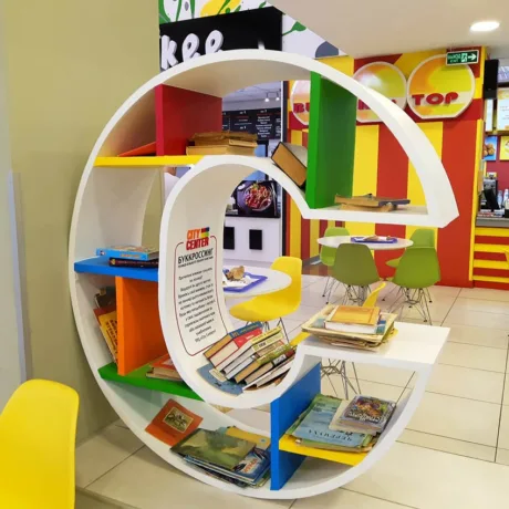 Книжная полка в виде буквы